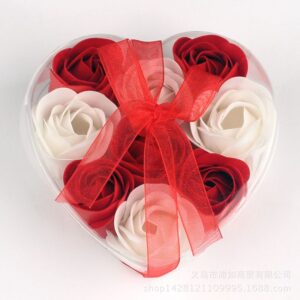 Rosas rojas y bancas en caja en forma de corazón