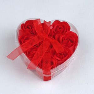 Rosas rojas en caja en forma de corazón