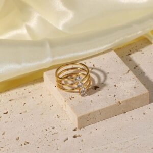 ANILLO ESTILO ESPIRAL CON PIEDRAS INCRUSTADAS