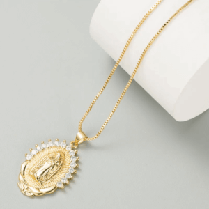 Collar con detalle virgen de Guadalupe, más detalles de piedreria en los bordes