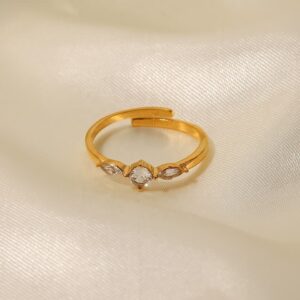 Anillo Ajustable tres diamantes / Acero inoxidable con capa en baño de Oro 18k