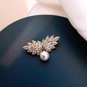 Broche perla central con diamantes estilo hojas